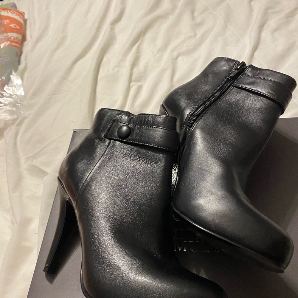 Black leather ankle boots size 6 M. VINCE CAMUTO